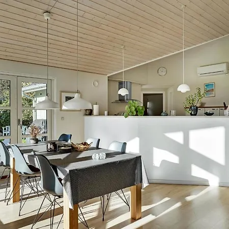 Casa vacanze Lovely In With Kitchen